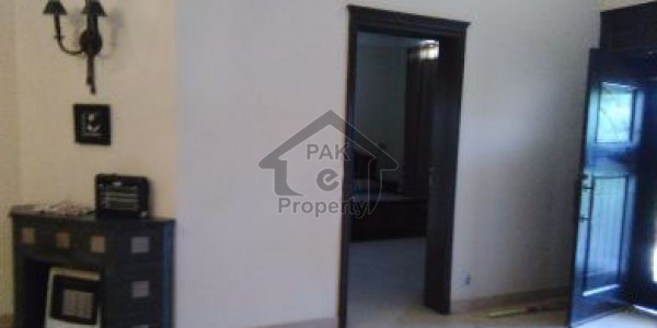 very nice brand new Portion. Separate gas and electricity meter. Best Option for Living Purpose. Goo