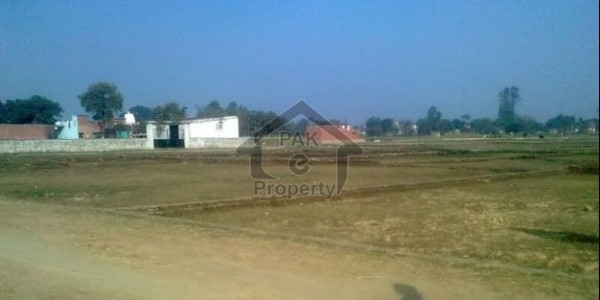 Main Double Road 1000 Square Yard Plot For Sale