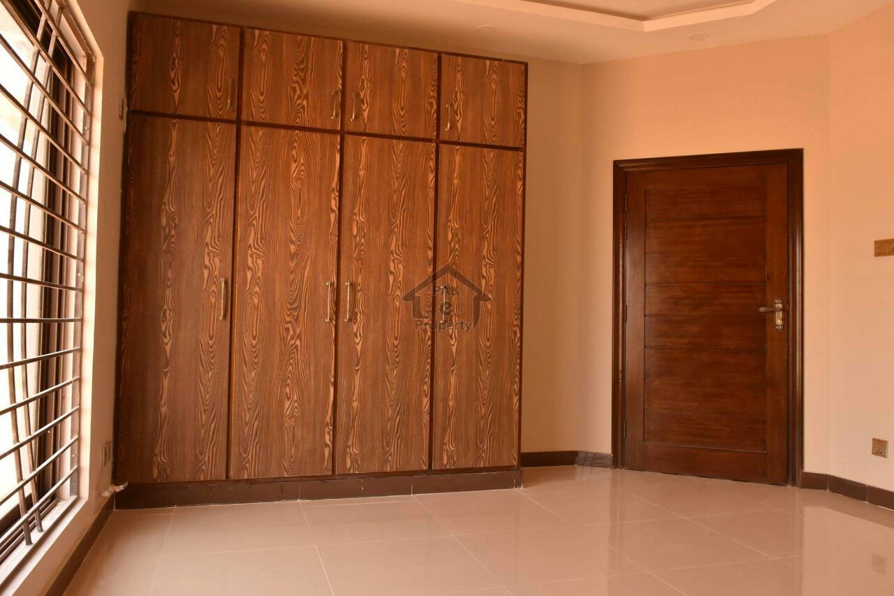 Bahria kanal corner upper portion 4 rent in phase 4