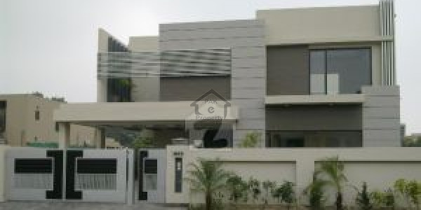 E-11/3 - 4 Bed Lower Portion Green Lawn Tv Lounge Sevant Car Parking