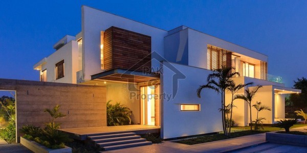 Iqbal Twn 10 Marla Uper 3 bed Lower Locked Marble