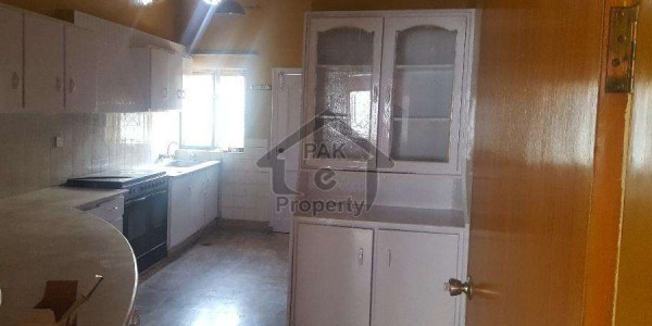 4 bed 666 yards house upper portion G-10/2 separate gate