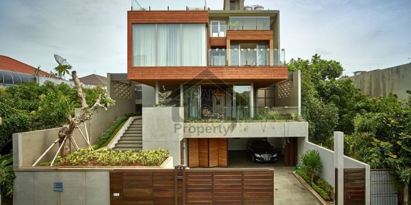 F-11/1 beautiful 500 yards 4 bed house with huge extra land