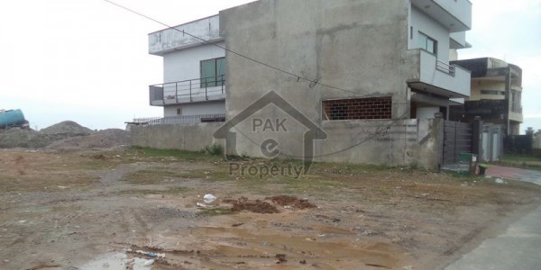 Beautiful Park Corner Plot Available For Sale In G-13/3 Prime Location