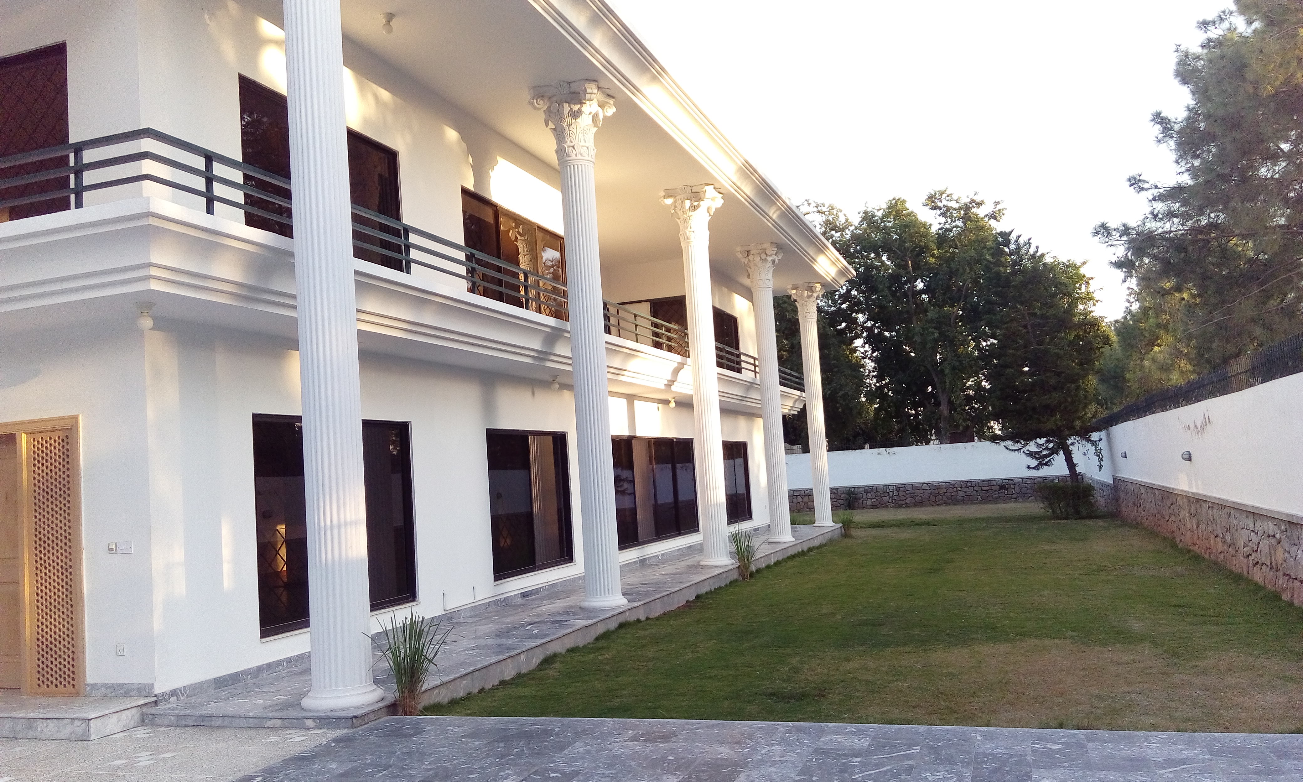 4 Kanal Beautiful Outclass House Available in Margalla Road