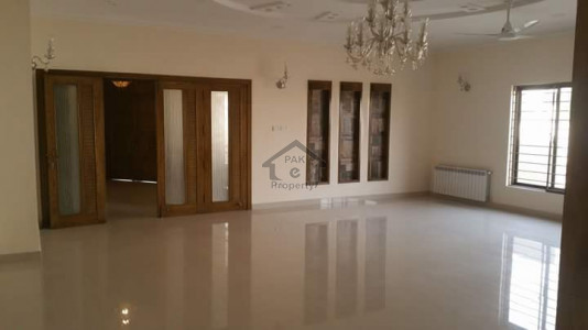 4 Kanal Beautiful Outclass House Available in Margalla Road