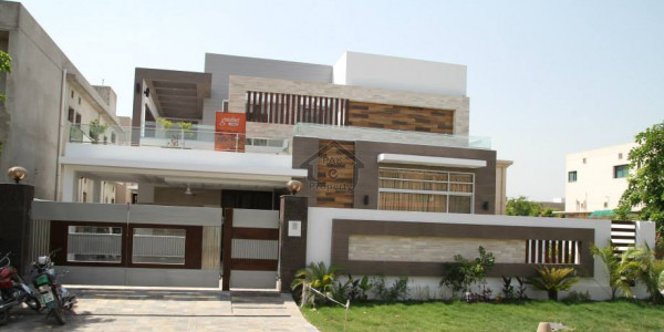 Allama Iqbal Town - Jahanzeb Block, House Is Available For Sale