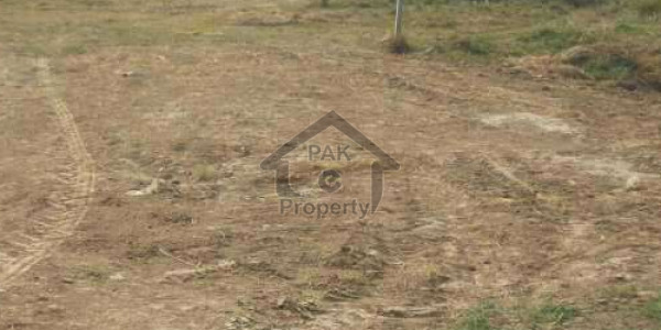 120 yards residential plot for sale on Iqbal lane 13