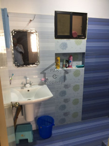 Pent house 4 bedrooms 300 sqr. yards maqboolabad