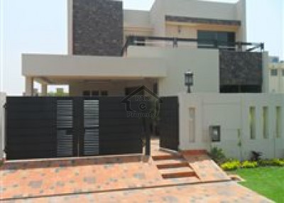 Farooq-e-Azam,10 Marla House Is Available For Sale