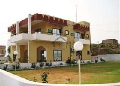 Hayatabad Phase 1,1 Kanal Corner House Is Available For Sale