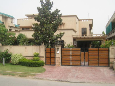 12 Marla Beautiful Bungalow For Sale At Aziz Yaqoob Town Okara