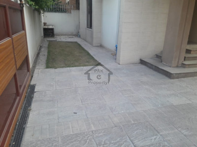 5 bedroom 5 bathrooms  kitchen drawing and dining tares margala hills view car parking heating cooling system