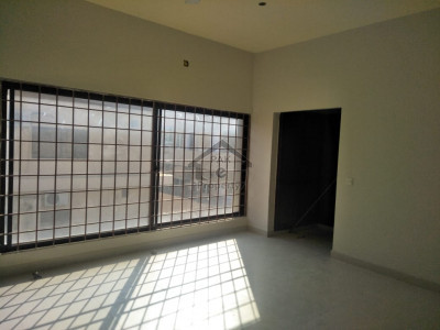 5 bedroom  bathrooms  kitchen tv lounge drawing and dining tares