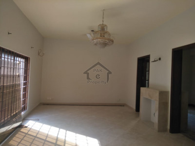 5 bedroom  bathrooms  kitchen tv lounge drawing and dining tares