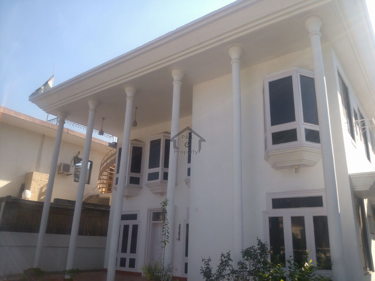 F-10/2 Beautiful neat and clean 666,sqyd 4,bed room Full House available for Rent.