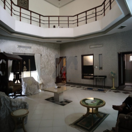 34 Marla Lavish Banglow For Sale At Amir Town Canal Road