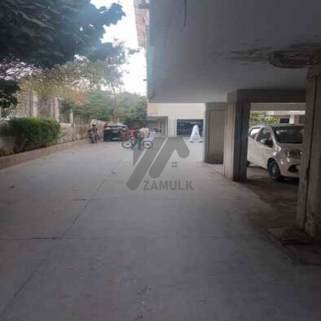 Flat for rent Near johar chorangi Afnan arcade 3bdd Park facing  2 terrace 3rd floor